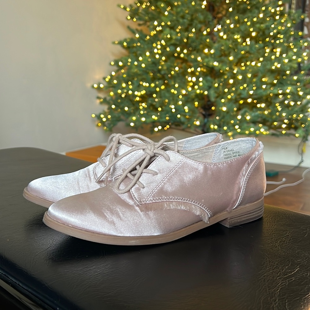 SUGAR Blush satin-like lace up Oxford shoes with fringe trim